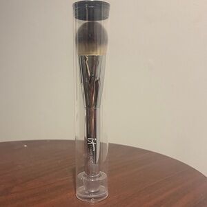 IT Cosmetics Dual-Tone Makeup Brush - Black and Silver